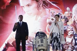 John Boyega, R2-D2 och Daisy Ridley på ett fan event i Tokyo i slutet av 2015. Foto: Christopher Jue/Getty Images